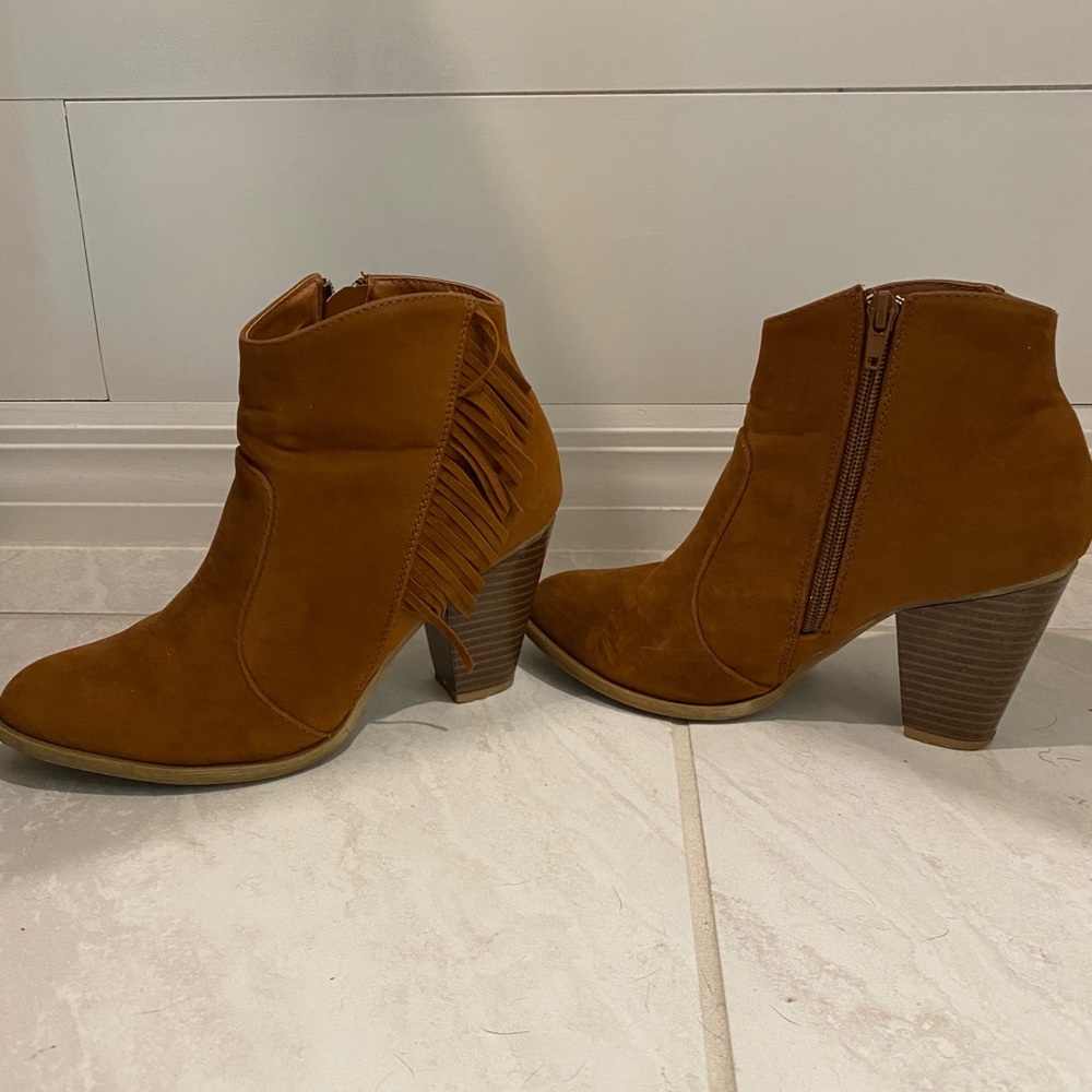Brown booties with side fringe